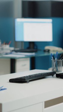 Doktorların muayenehanesinde tıbbi ekipman ve aletlerle kimse yok.