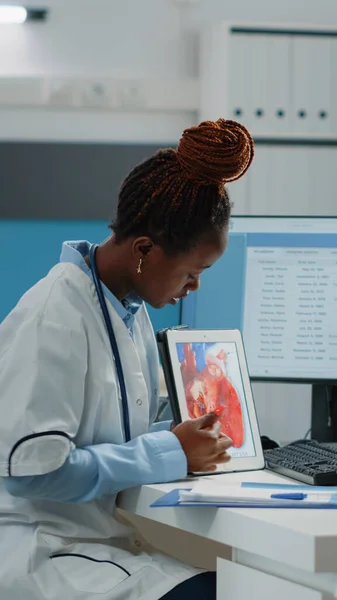 Medico indicando tablet con figura cardiovascolare — Foto Stock