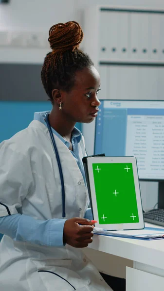 Afro-americano medico e paziente guardando schermo verde — Foto Stock