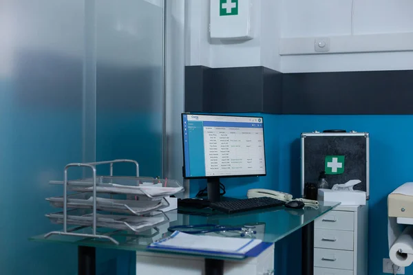 Tomma läkare kontor med ingen i den utrustad med medicinsk utrustning — Stockfoto