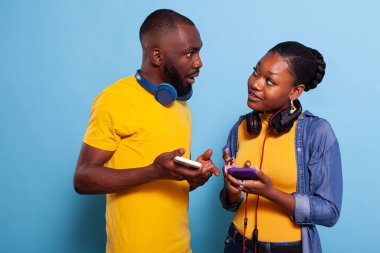 Neşeli insanlar interneti taramak için akıllı telefon ve kulaklık kullanıyor