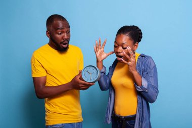 Stresli çift saate bakıyor ve işe geç kalıyor