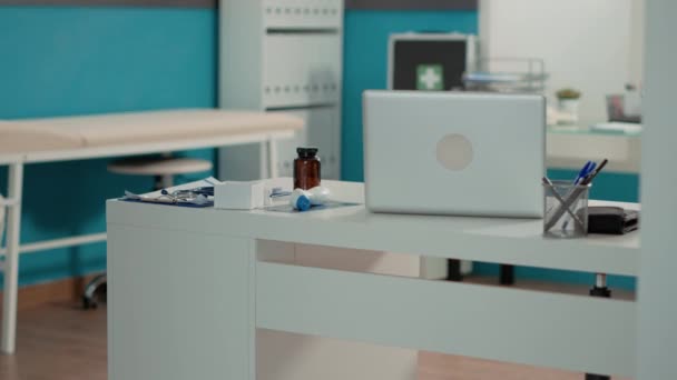 Inga personer i läkarskåp med tomt skrivbord och instrument — Stockvideo