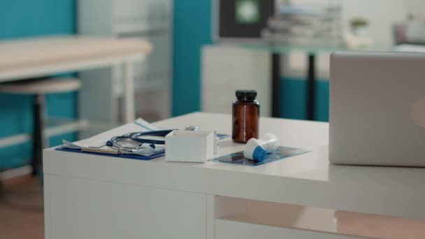 Aucune personne dans l'armoire d'examen avec balayage par rayons X et bouteille de pilules — Video