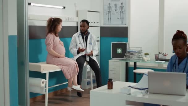 Especialista afroamericana consultoría mujer embarazada — Vídeos de Stock