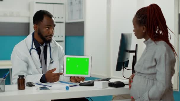 Health specialist showing horizontal greenscreen on tablet — Wideo stockowe