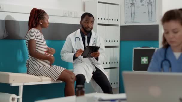 在检查时，男产科医生在数码平板电脑上做笔记 — 图库视频影像