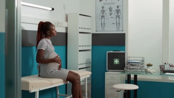 Porträt einer schwangeren Afroamerikanerin im Kabinett — Stockvideo