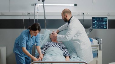 Solunum sorunu olan hastalara yardım etmek için tıbbi ekip acele ediyor.