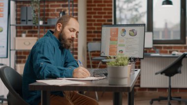 Çalışan analiz oranı grafikleri monitörde ve not alıyor