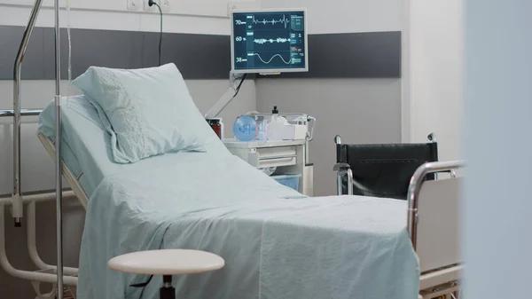 Niemand im Krankenhausbett mit medizinischem Gerät — Stockfoto