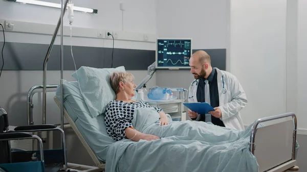 Médecin parlant à un patient âgé de la maladie et du traitement — Photo