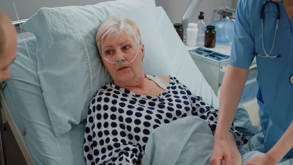 비강 산소 관을 착용하고 의사 와대화하는 은퇴 한 여성 — 스톡 사진