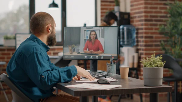 Uomo d'affari che utilizza la videochiamata per parlare con una donna sul computer — Foto Stock