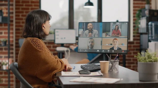 Empreendedor usando videochamada no computador para conversar com colegas — Fotografia de Stock