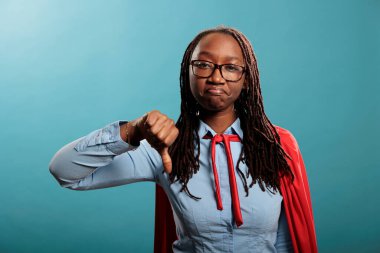 Afrika kökenli Amerikalı kudretli adalet savunucusu anlaşmazlık içinde farklı el sembolü gösteriyor.