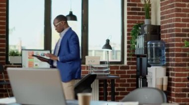 Şirket çalışanı başlangıç ofisinde volta atıyor