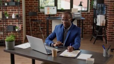 Çevrimiçi video kamerasından konuşan Afrikalı Amerikalı adam.