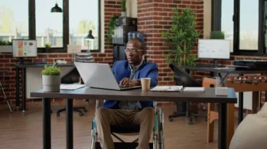 Malulen engelli bürosunda çalışan girişimci