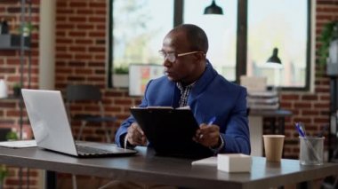 Proje yöneticisi uygulama raporuyla istatistik planını analiz ediyor