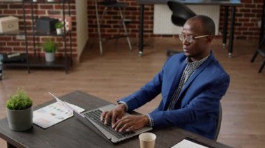 Web tarayıcısı ile araştırma projesi üzerinde çalışan girişimci