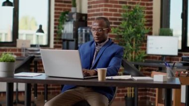 Başlangıç ofisinde proje başarısını kutlayan mutlu iş adamı