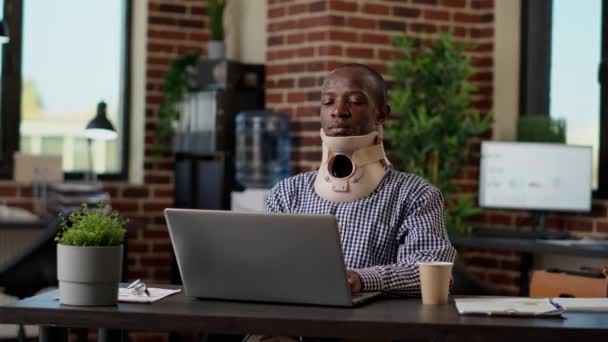 Injured office consultant wearing cervical collar at startup job — Video Stock