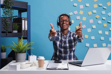 Müşteri sorununun çözüldüğünü belirten neşeli müşteri destek temsilcisi.