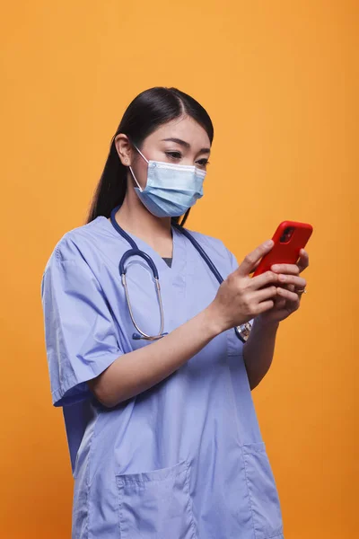 Healthcare clinic nurse wearing virus protection facemask and medical instrument — 스톡 사진
