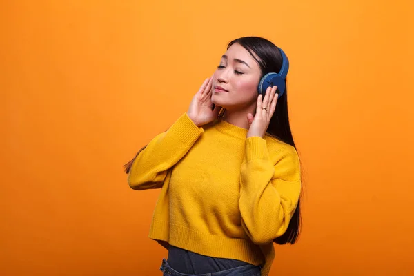 Calm person wearing headphones while enjoying leisure time by listening to song. — Fotografia de Stock