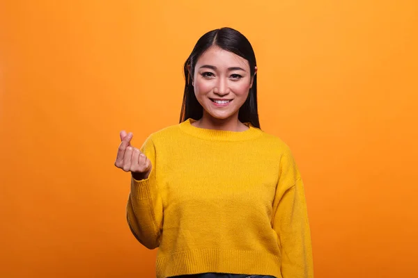 Veselý přátelský úsměv asijské žena požadující peníze a odměny tím, že ukazuje ruce cash gesto — Stock fotografie
