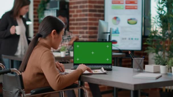 Femeie de afaceri care lucrează în birou prietenos cu handicapul cu ecran verde — Videoclip de stoc