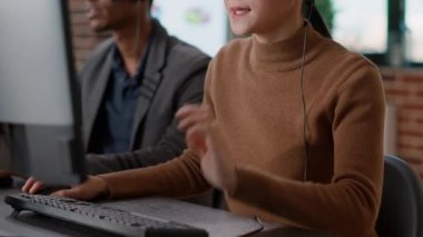 Müşterileri yönlendirmek için kulaklık kullanan tele pazarlama operatörü