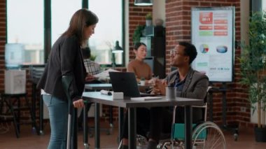 Analiz üzerinde çalışmak için ofiste toplanan çok ırklı meslektaşlar.