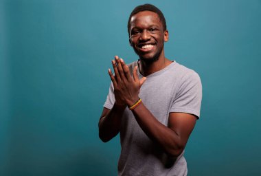 Gülümseyen yetişkin alkışlıyor ve başarıyı alkışlıyor.