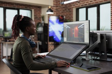 Üretim departmanı çalışanı gerçekçi olmak için oyun mekaniği geliştiriyor..