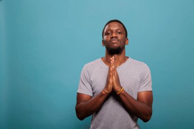 Tanrı 'ya ibadet etmek için dua eden dindar bir adam.