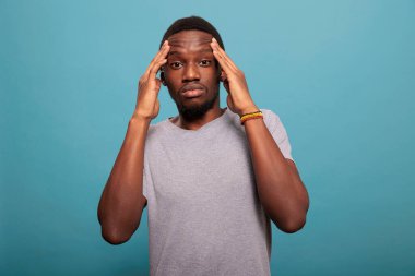 Hasta manken baş ağrısı ve şakaklarla uğraşıyor.