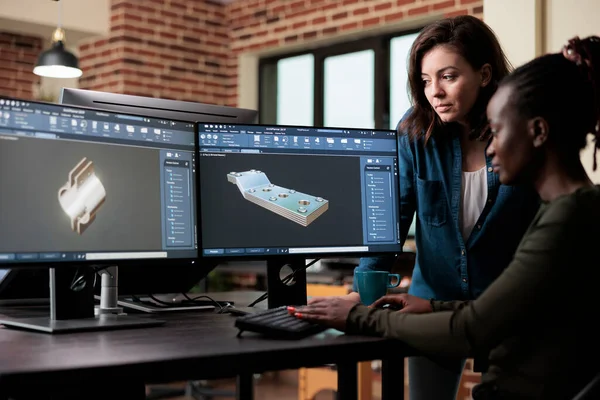 3D graphic artists sketching mechanical asset using advanced software technology. — Stock Photo, Image