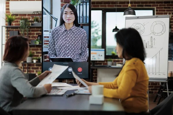 Zakelijke vrouwen werken samen aan managementproject — Stockfoto