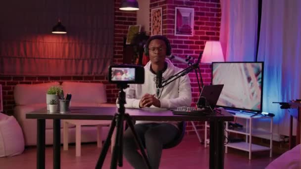 Podcast de grabación de influencers afroamericanos usando cámara de video digital para vlog post — Vídeo de stock