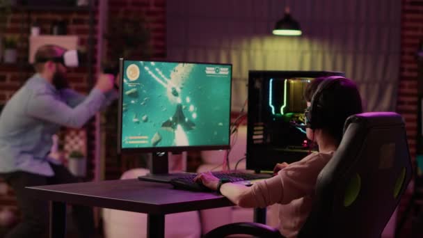 Gamer κορίτσι σοκαρισμένος μετά την απώλεια γρήγορο shooter χώρο, ενώ ο φίλος απολαμβάνει εικονικό παιχνίδι ρόλων πραγματικότητα — Αρχείο Βίντεο