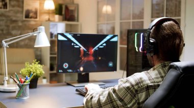 Profesyonel sakallı oyuncu oyunlar başlamadan önce geriniyor