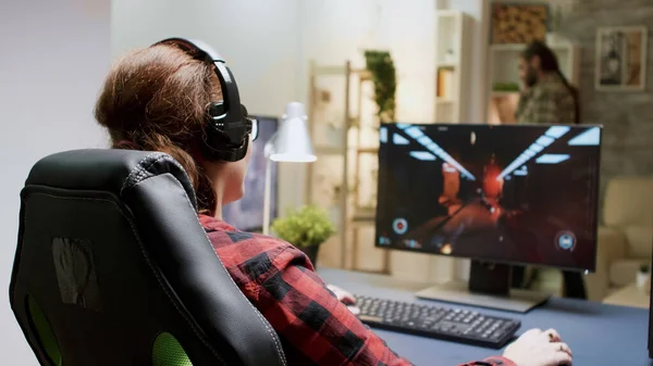 Red headed woman upset she lost while playing shooter games — Stock Photo, Image
