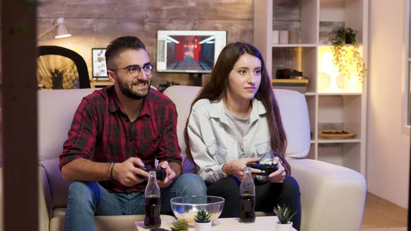 Радісна молода пара сидить на парі і грає у відеоігри — стокове фото