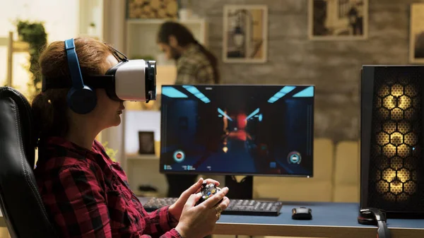 Professionele vrouwelijke gamer met behulp van vr headset en draadloze controller — Stockfoto