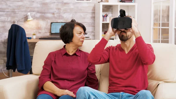Synovec učí svou babičku, jak používat sluchátka virtuální reality — Stock fotografie