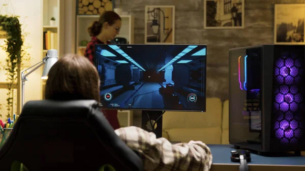 Widok z tyłu człowieka siedzącego na krześle do gier i grającego w gry — Zdjęcie stockowe