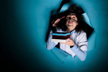 Kimya laboratuvarı patladıktan sonra dağınık saçlı ve komik yüzlü aptal bir biyokimyacı.