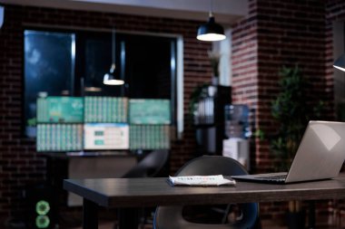 Masasında modern dizüstü bilgisayar olan boş Forrex borsa çalışma alanı.